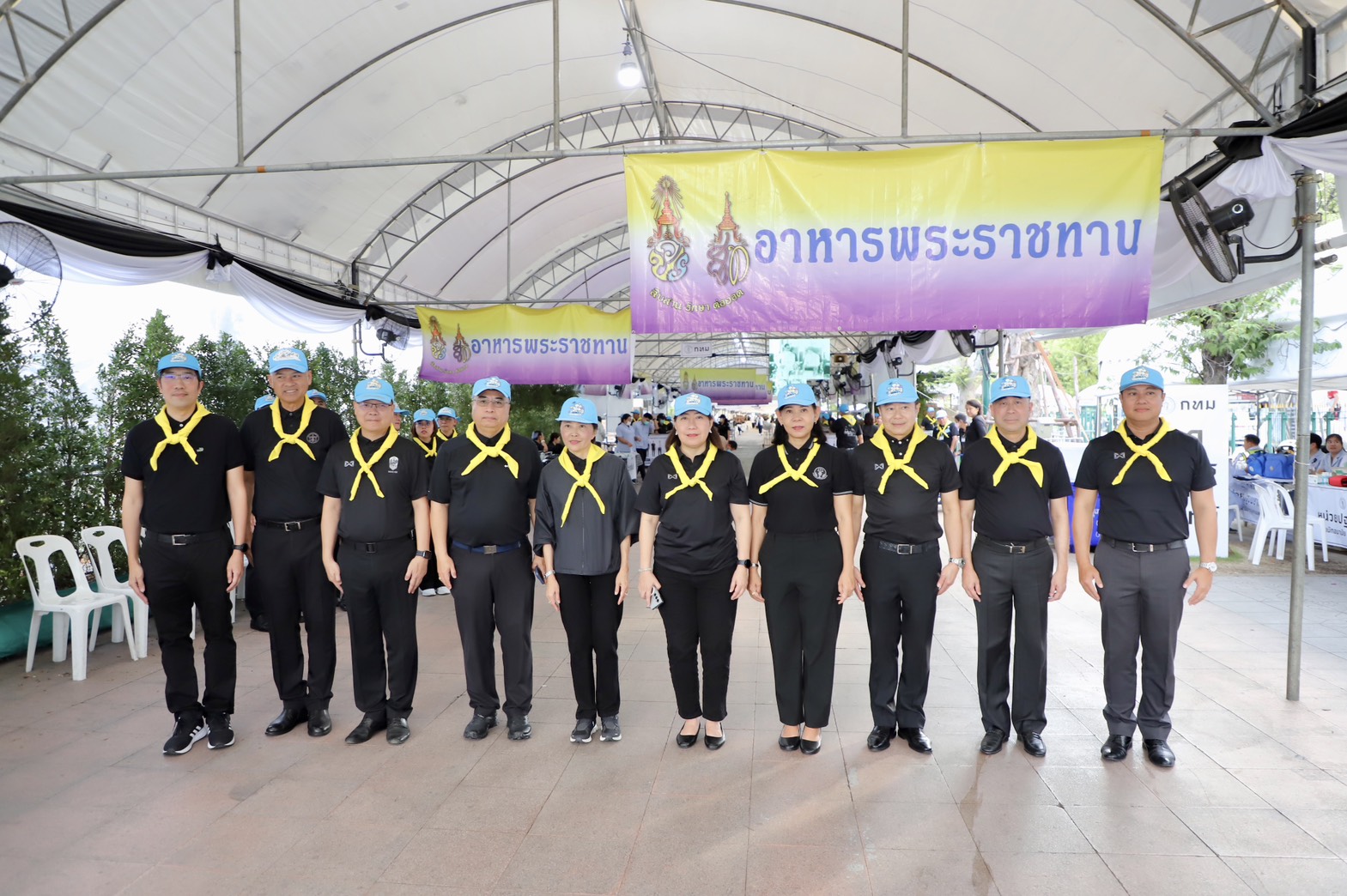 กรมบังคับคดี ร่วมมอบอาหารให้แก่ประชาชนที่เดินทางเข้ากราบสักการะพระบรมศพ  สมเด็จพระนางเจ้าสิริกิติ์ พระบรมราชินีนาถ พระบรมราชชนนีพันปีหลวง